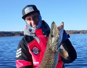 Выбор костюма для лодочной рыбалки поздней осенью и в период первого льда